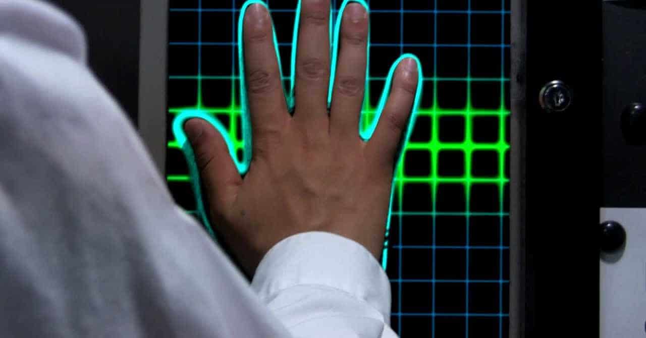 Хакерам удалось обмануть сканер рисунка вен при помощи искусственной руки